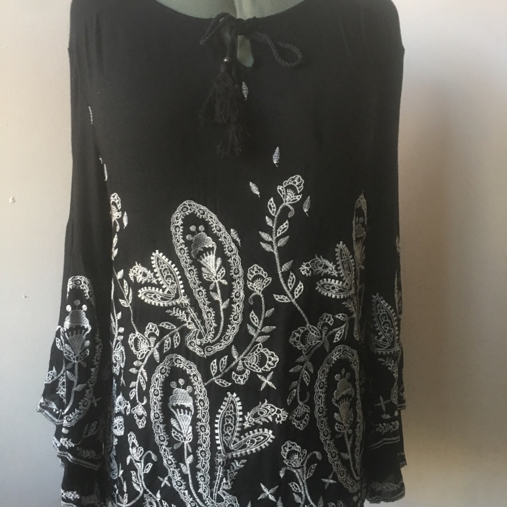 Black and white embroidered peasant blouse - Picture 2 of 3
